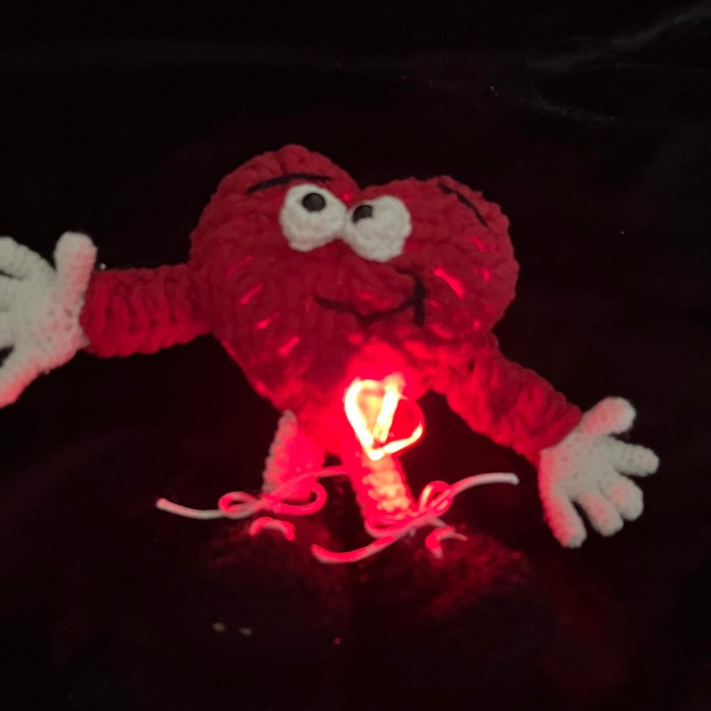 Very adorable light 💡 up heart ❤️ there’s an on and off switch